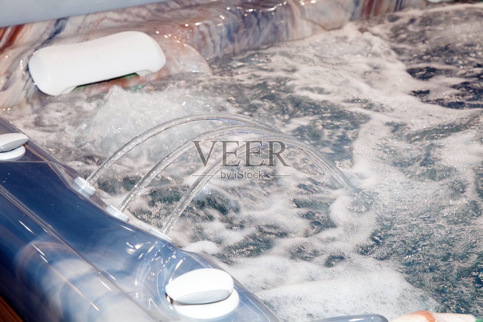 喷水和热水浴缸在工作照片摄影图片