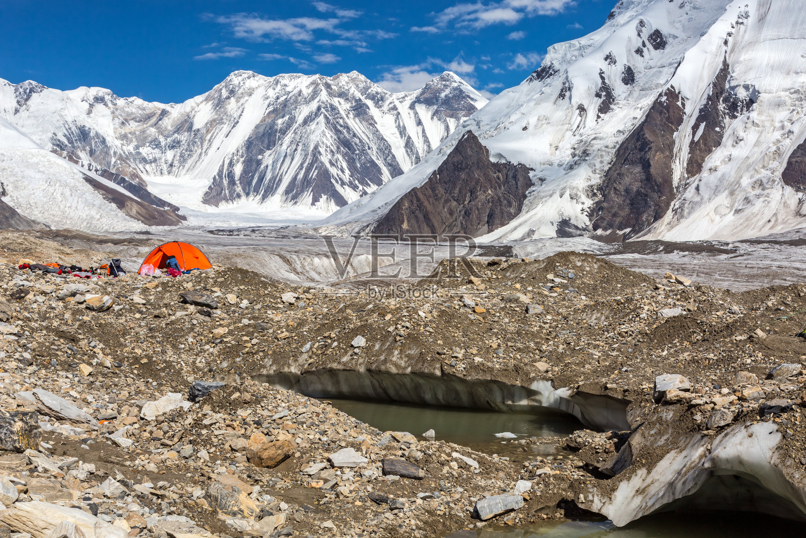 高山全景与红色帐篷冰川碛照片摄影图片