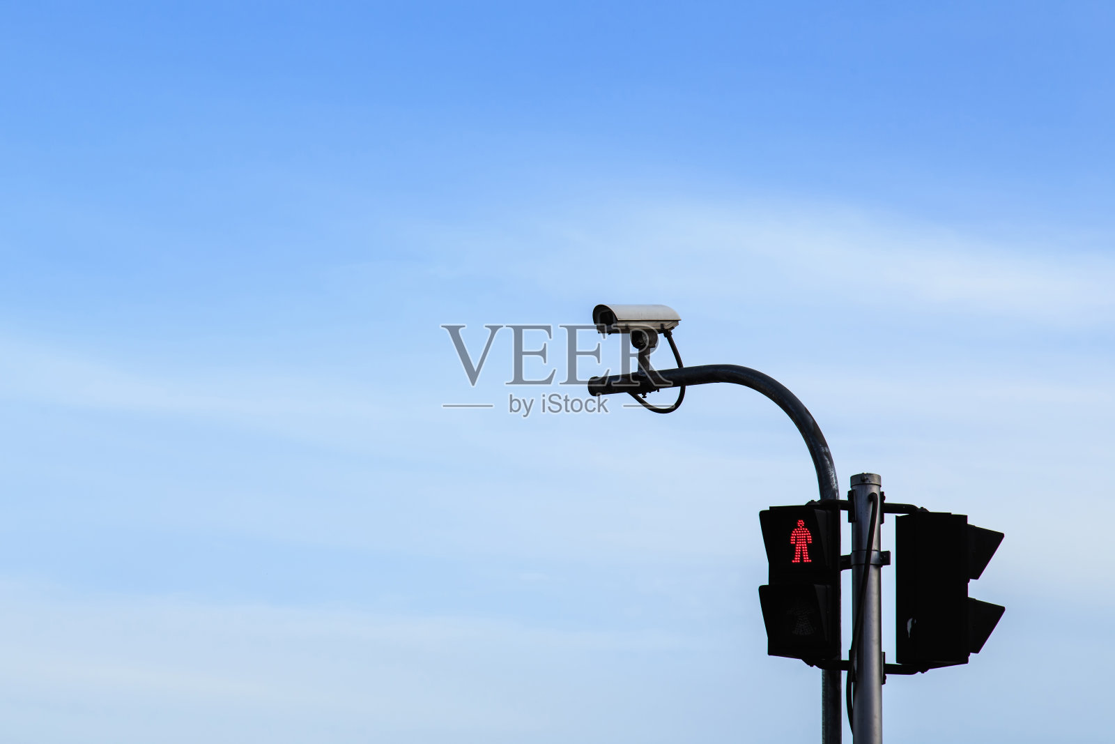 蓝天背景下的监控摄像头照片摄影图片