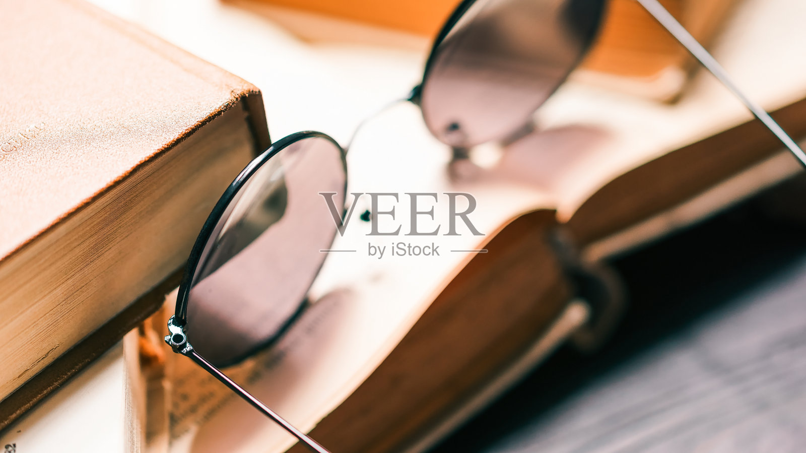 旧书柜上的太阳镜照片摄影图片