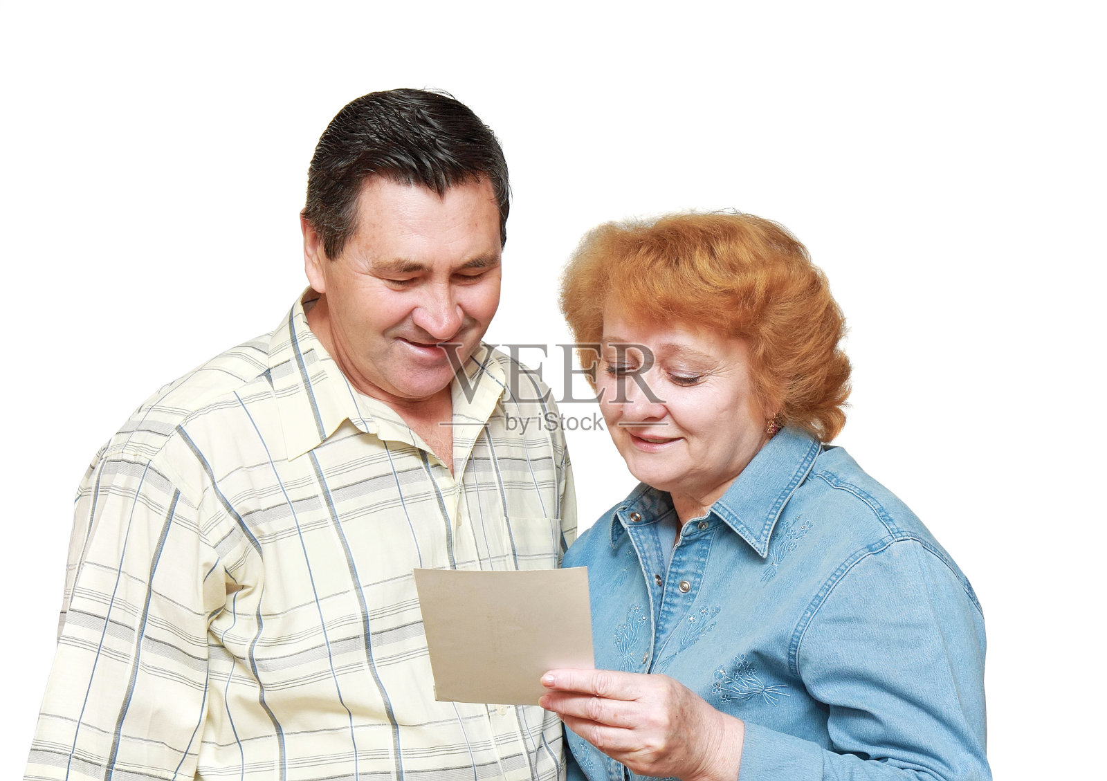 老夫妇高兴地看着家人的照片。照片摄影图片