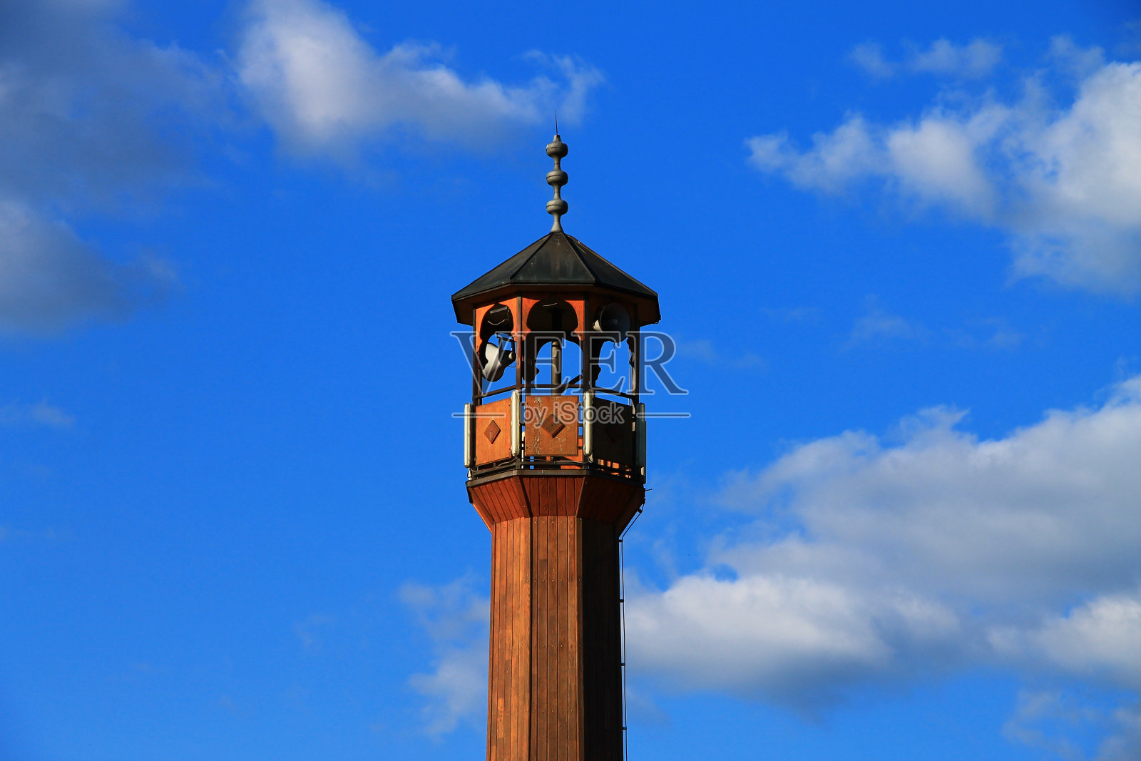 木制清真寺尖塔与美丽的蓝天，波斯尼亚和黑塞哥维那照片摄影图片
