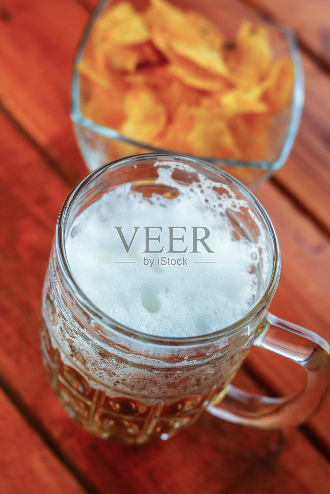 啤酒和薯片照片摄影图片