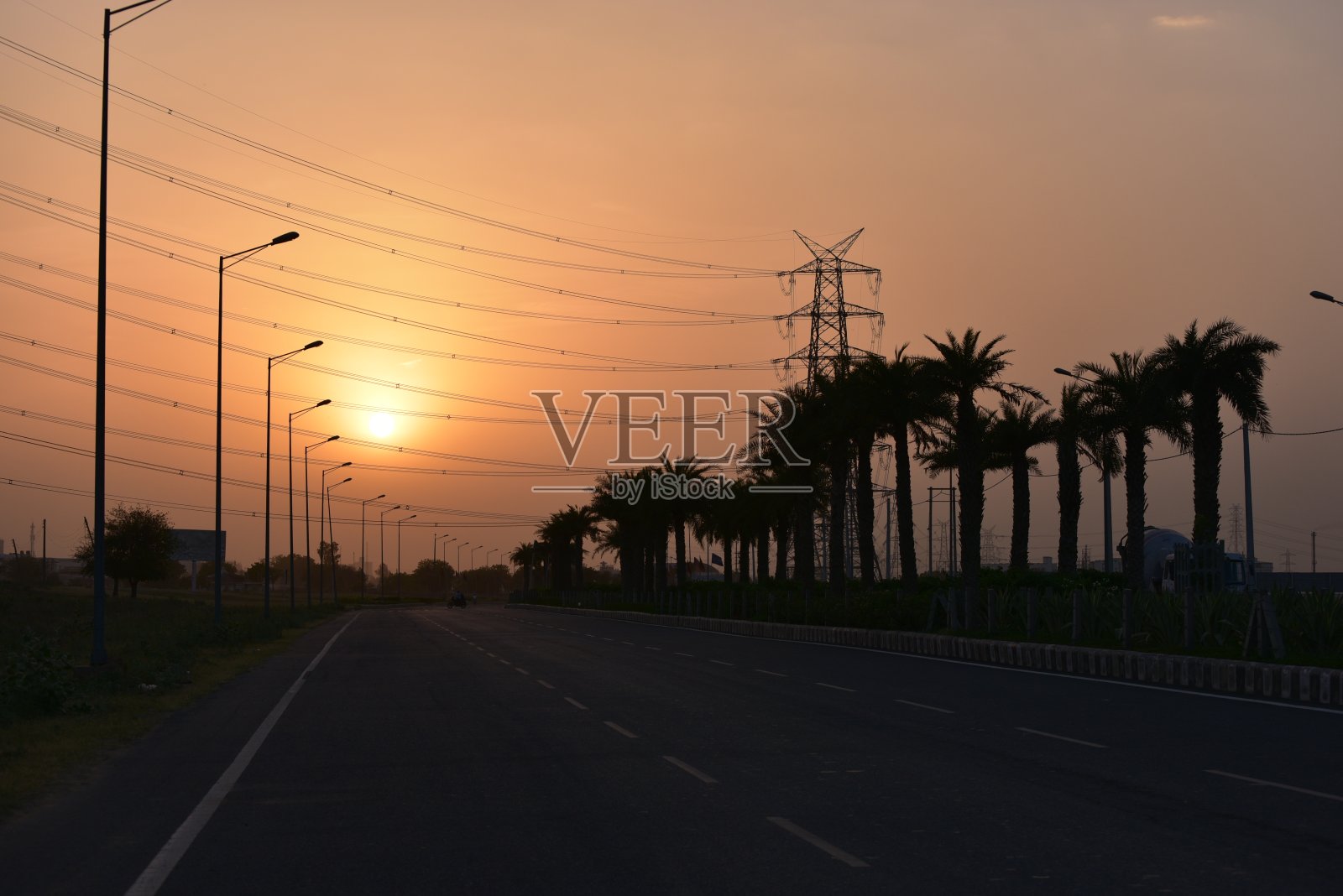 印度古尔冈城市道路和高压塔式电线照片摄影图片