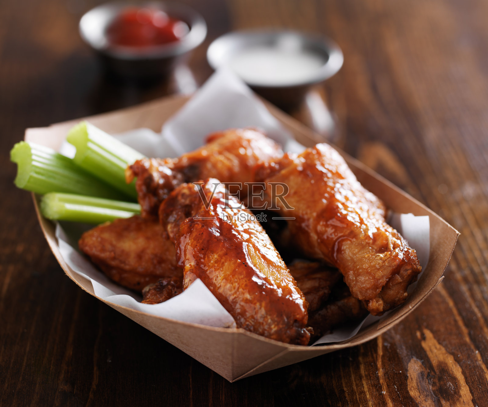 配酱汁的烤鸡翅照片摄影图片