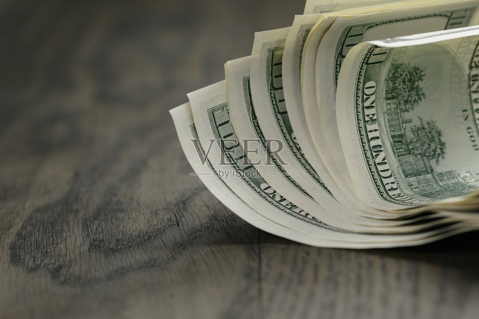 木桌上放着百元大钞照片摄影图片