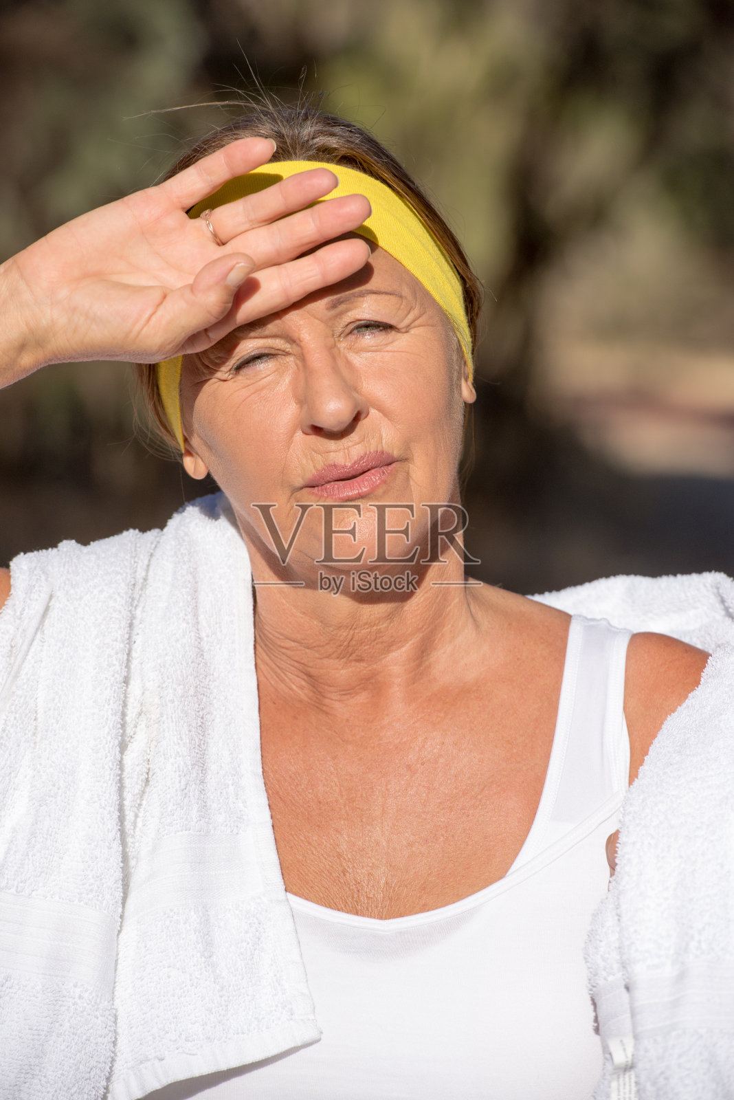 积极运动疲惫成熟的女人照片摄影图片