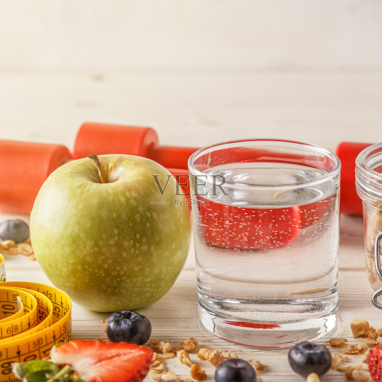 健康早餐，哑铃和木背卷尺照片摄影图片