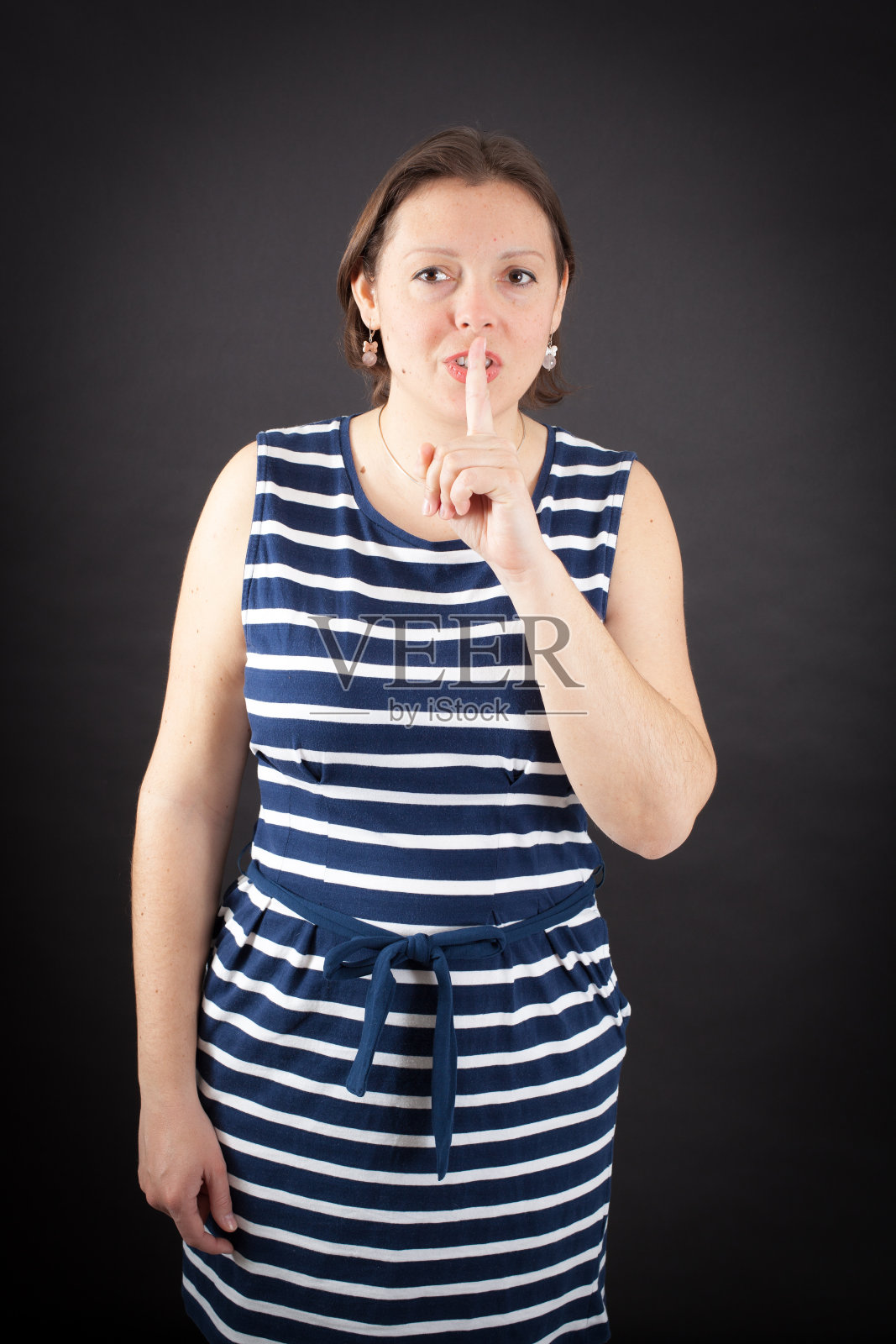 美丽的女人在不同的衣服里有不同的表情照片摄影图片