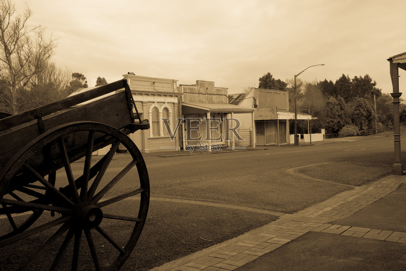 老店在街景手推车。照片摄影图片