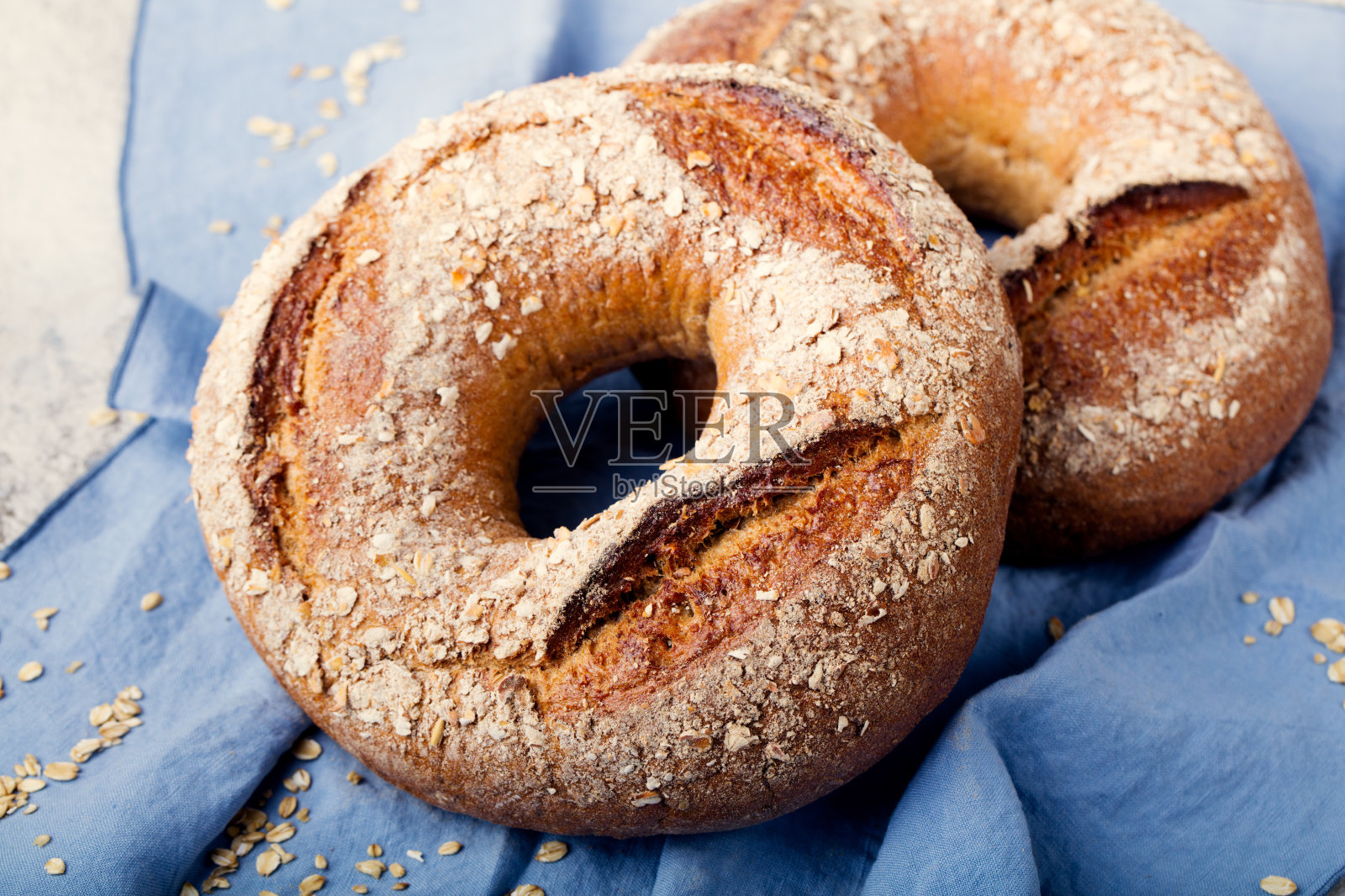 全麦黑麦面包蓝色餐巾背景照片摄影图片