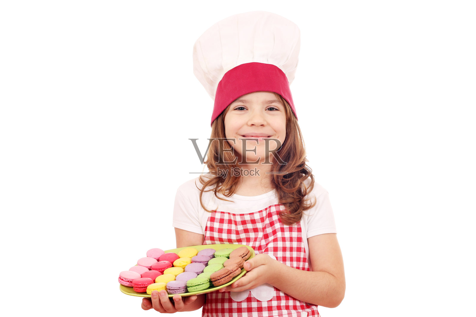 快乐的小女孩用甜马卡龙做饭照片摄影图片