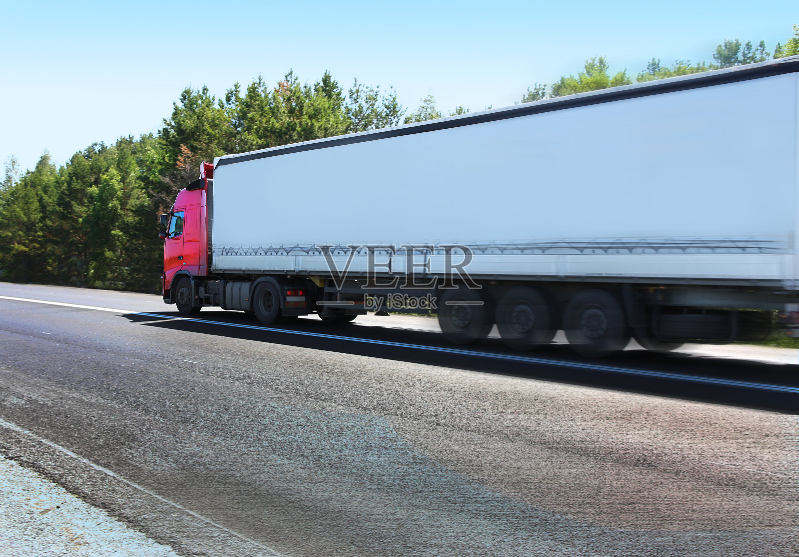 拖车和红色小屋在高速公路上照片摄影图片
