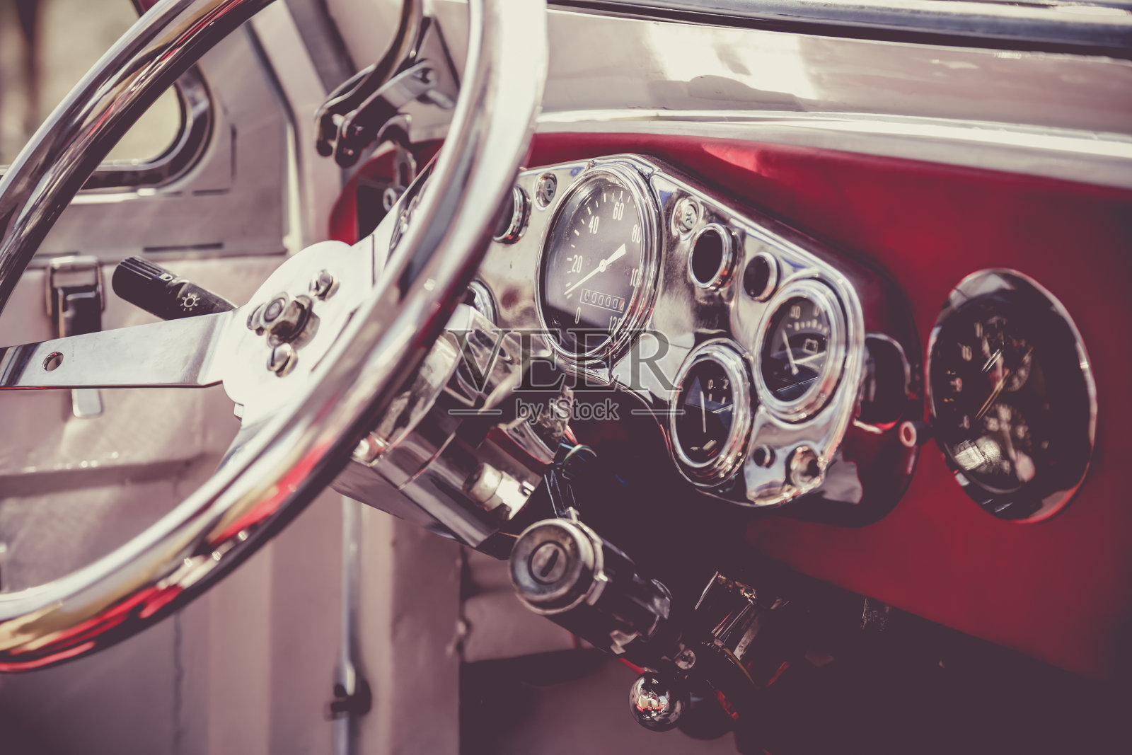 老式汽车的内饰。复古的效果处理照片摄影图片