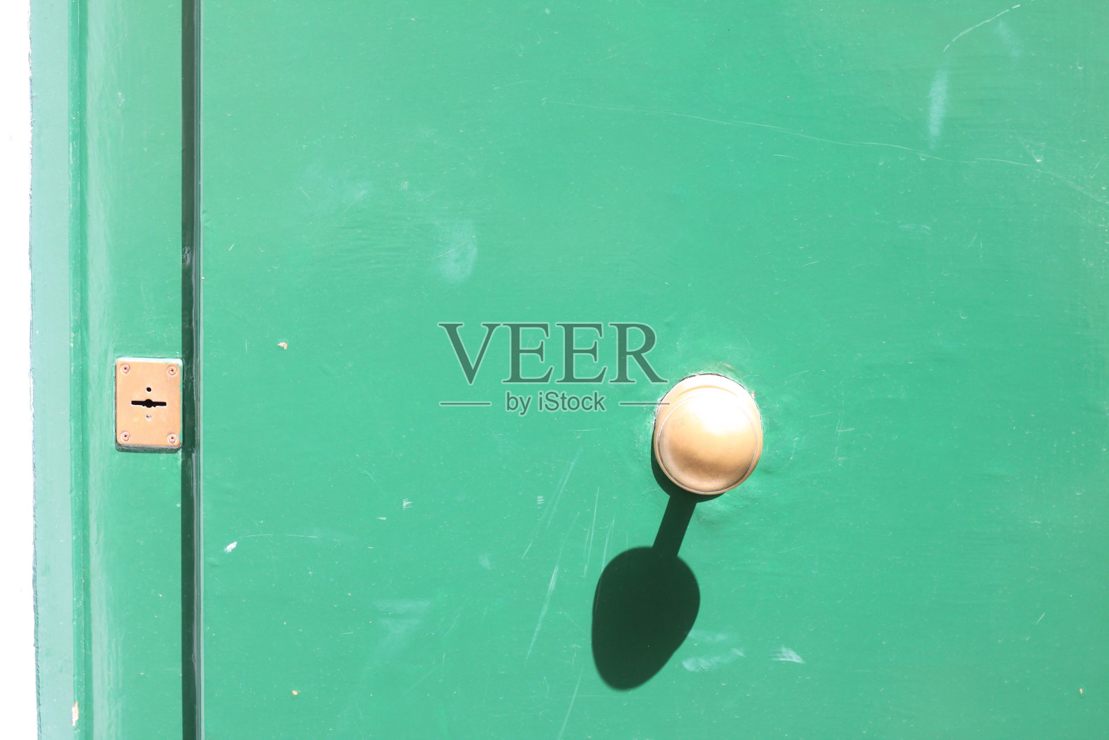 旧的绿色门上的金属把手的碎片照片摄影图片