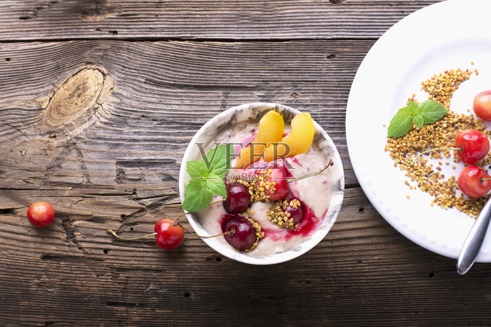 健康的早餐点心。大理石碗装满樱桃冰沙照片摄影图片