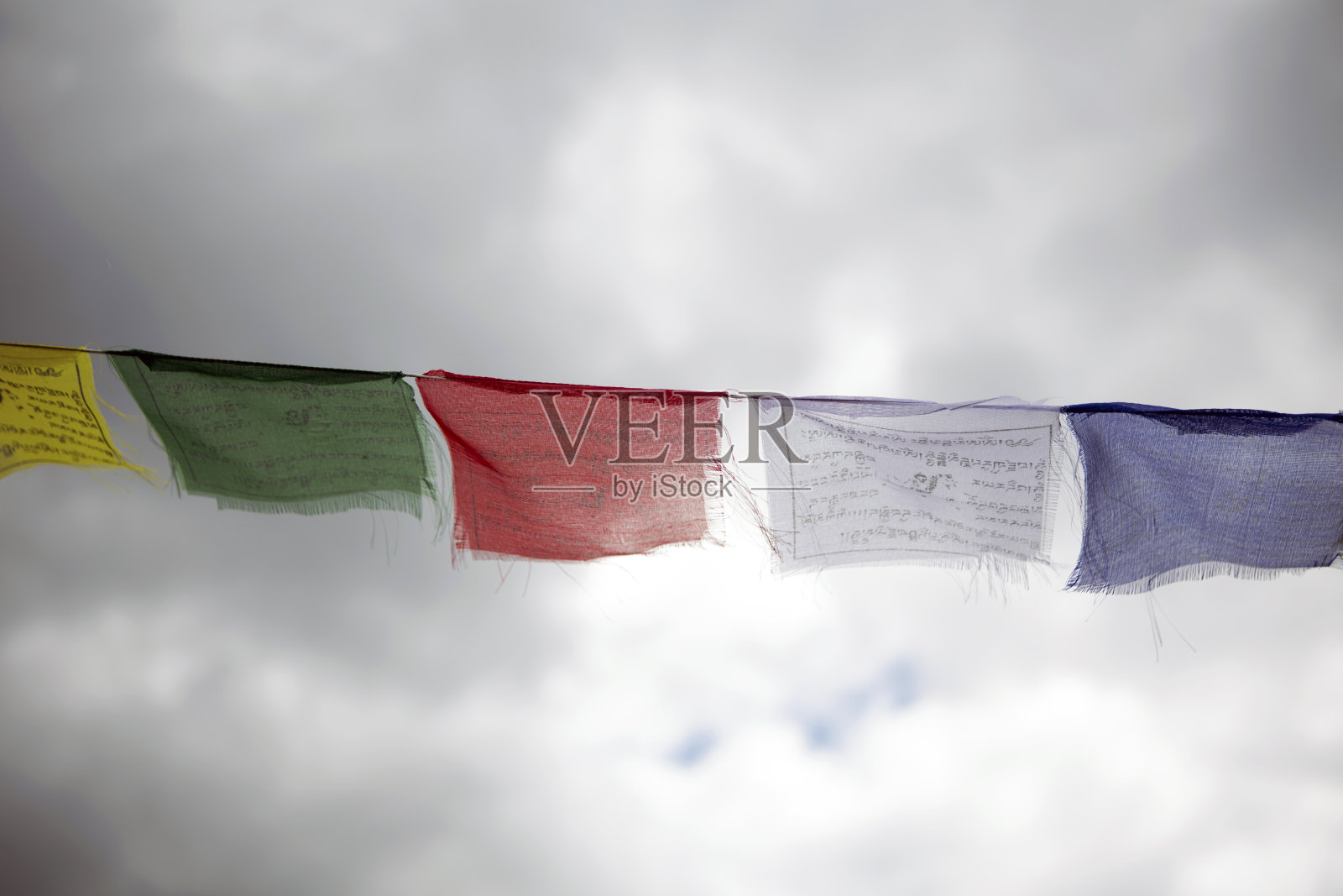 五颜六色的佛教经幡飘扬照片摄影图片