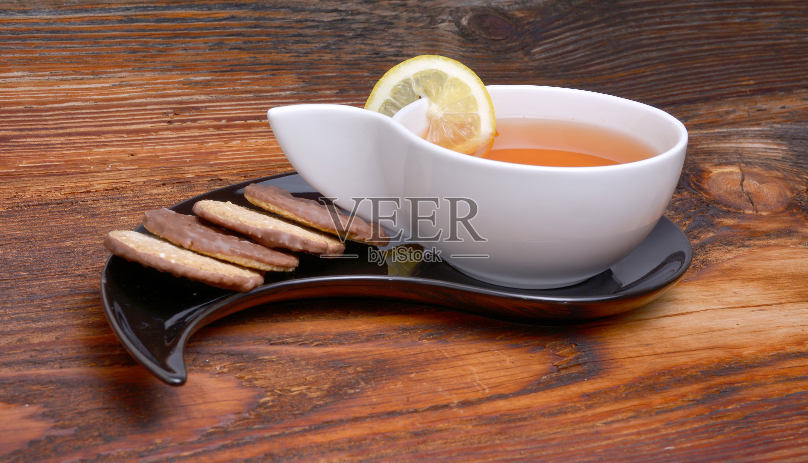 一杯茶和放在木头上的饼干照片摄影图片
