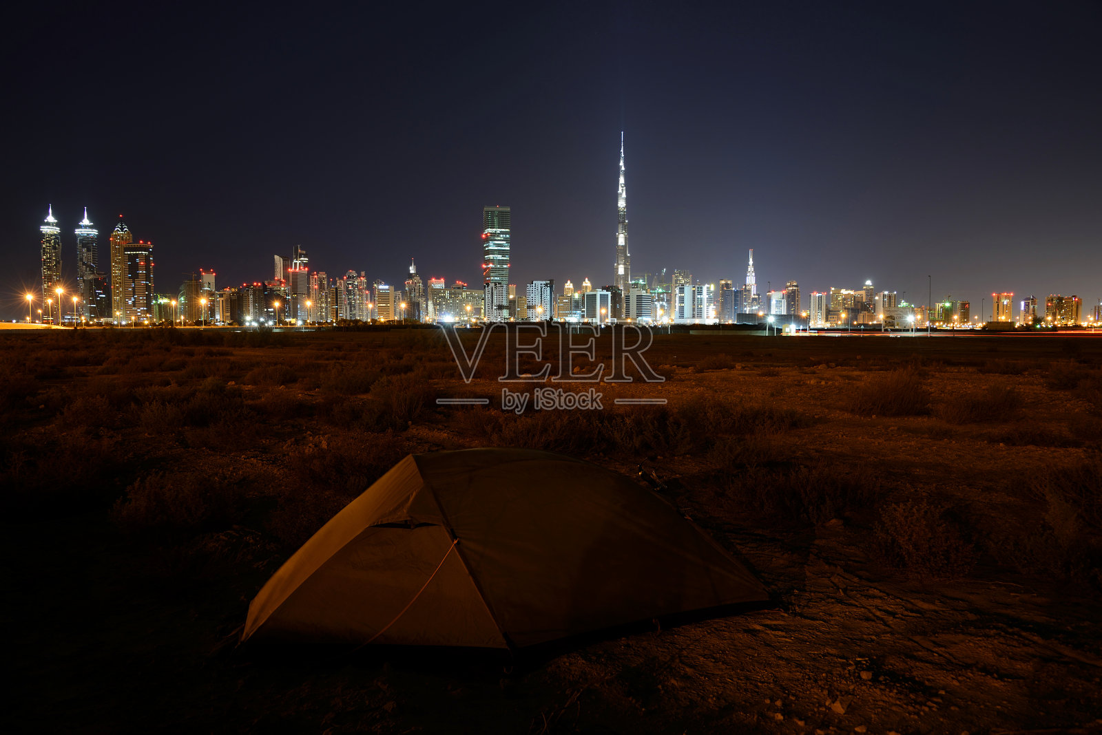 在阿联酋迪拜天际线前露营照片摄影图片