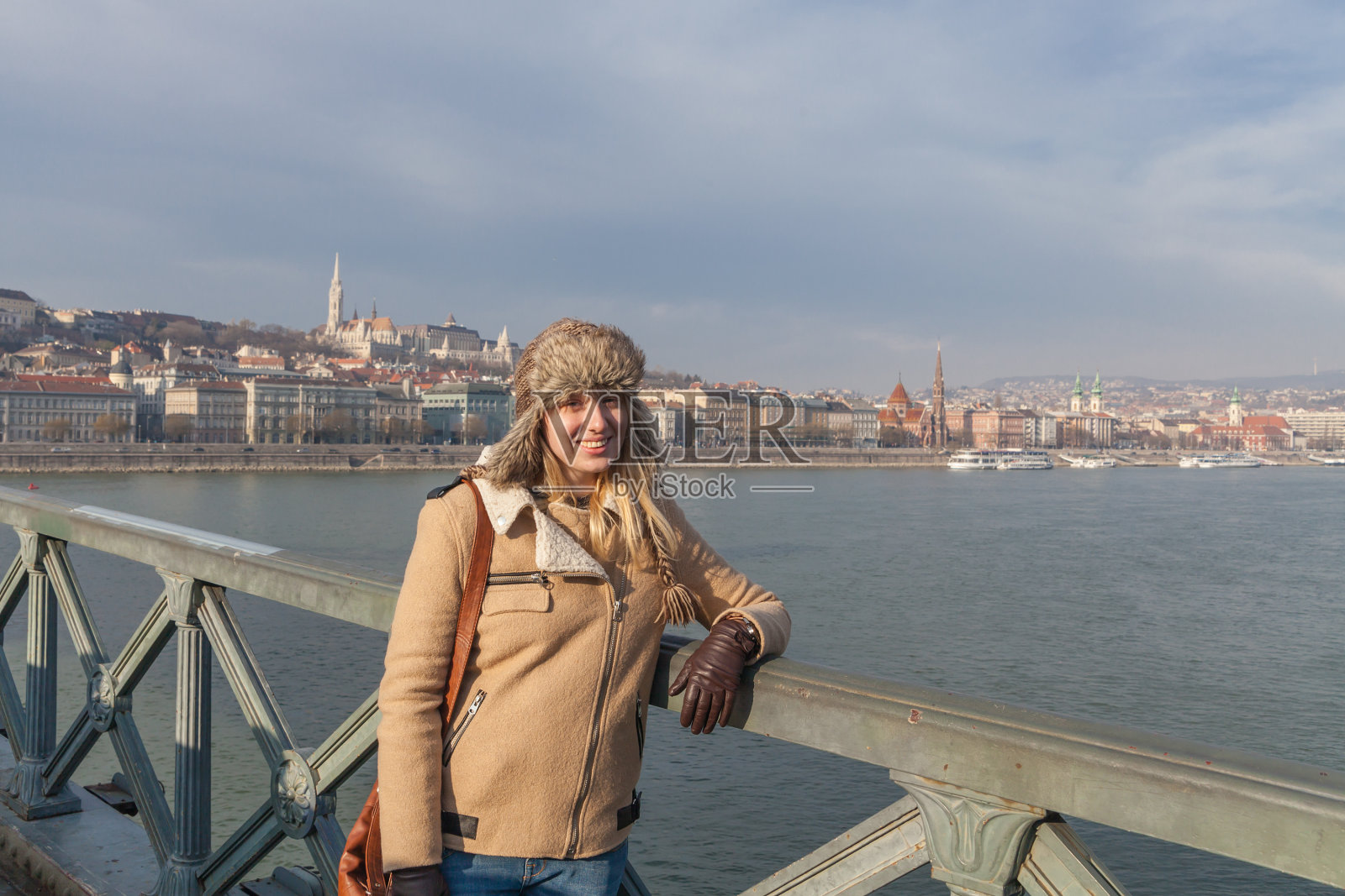 《桥上的女孩》，匈牙利布达佩斯照片摄影图片