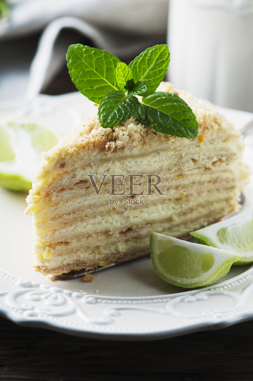 俄罗斯传统蛋糕Medovik加蜂蜜照片摄影图片