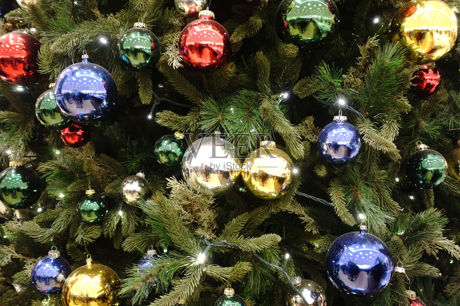 圣诞树和五颜六色的圣诞球照片摄影图片