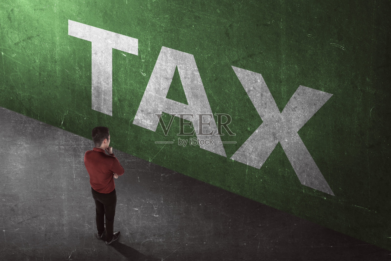 正在撰写税务的亚洲商人照片摄影图片