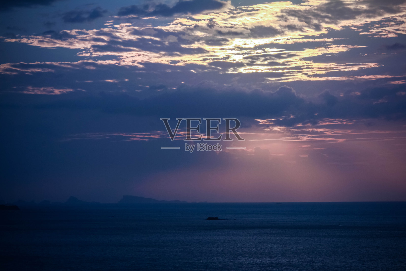 戏剧性的日落与紫罗兰美丽的天空在海滩上照片摄影图片