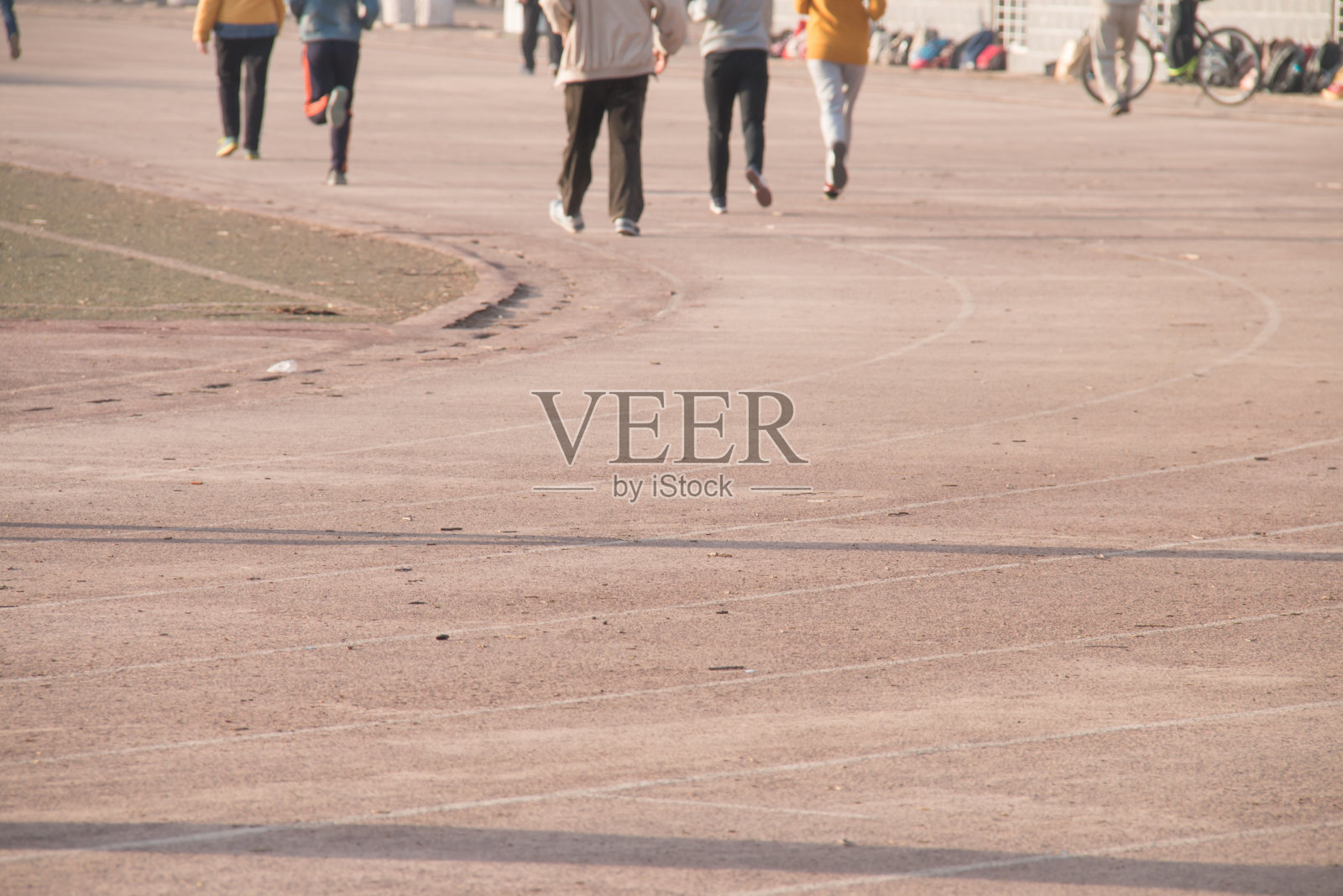 早上健身的人在体育场照片摄影图片