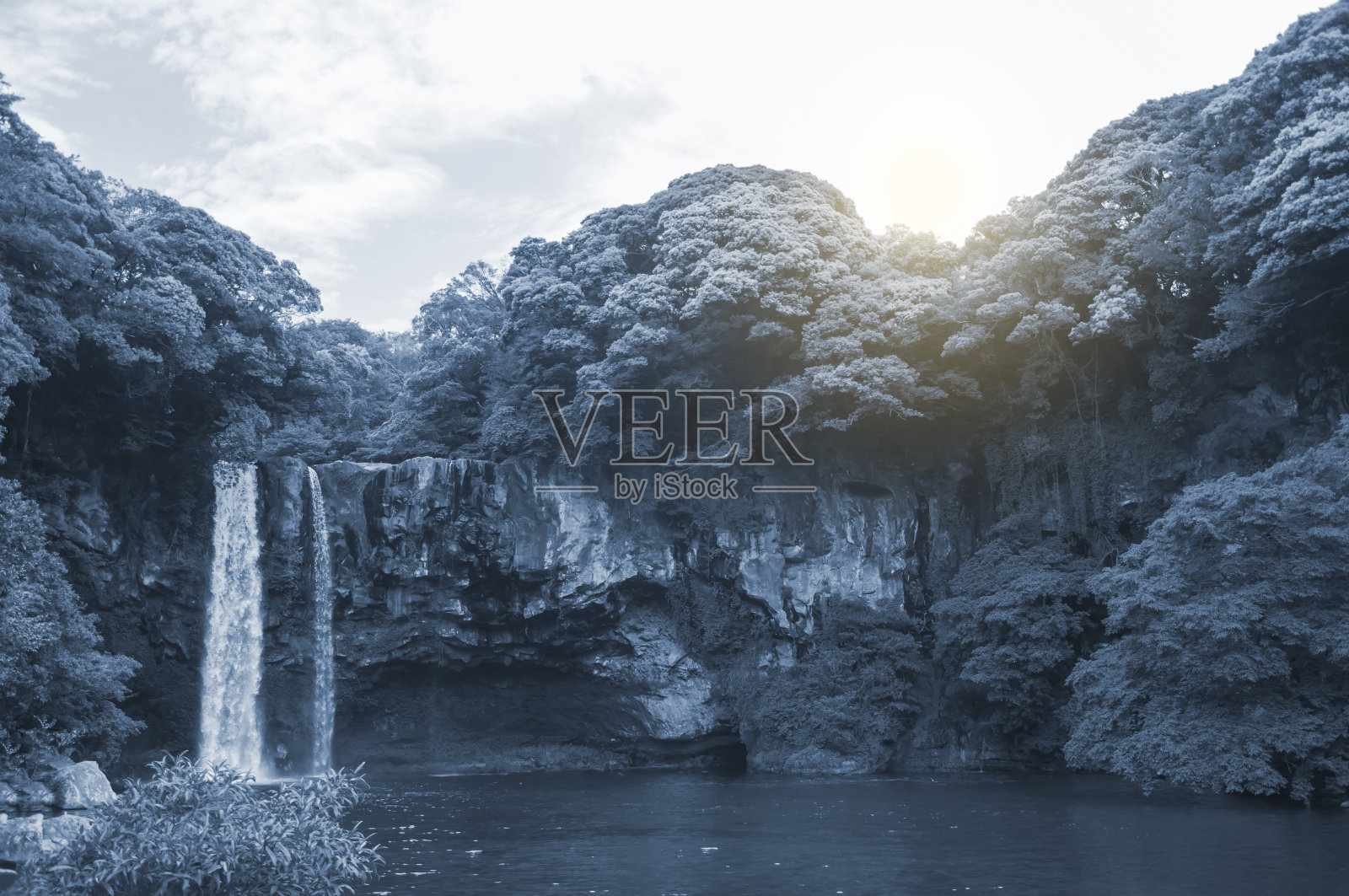 天池渊瀑布是韩国济州岛上的一个瀑布照片摄影图片