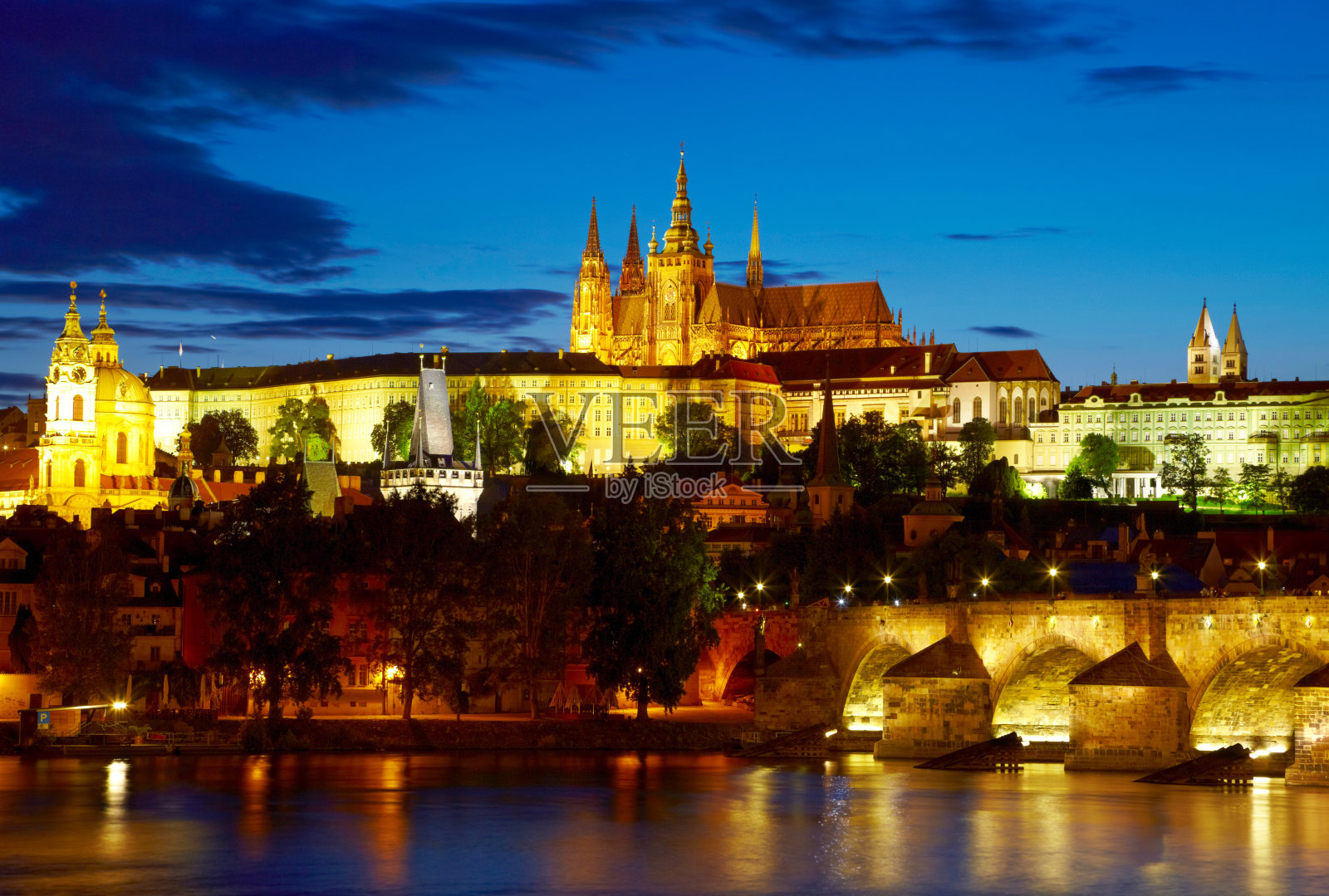 日落后的布拉格城堡。捷克共和国照片摄影图片