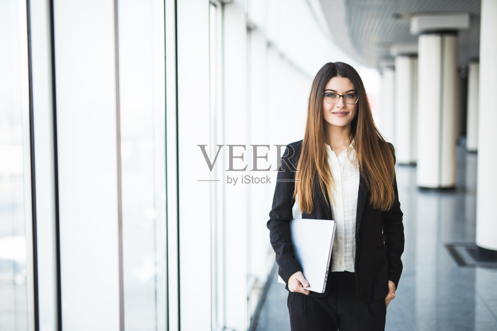 商人与笔记本电脑照片摄影图片