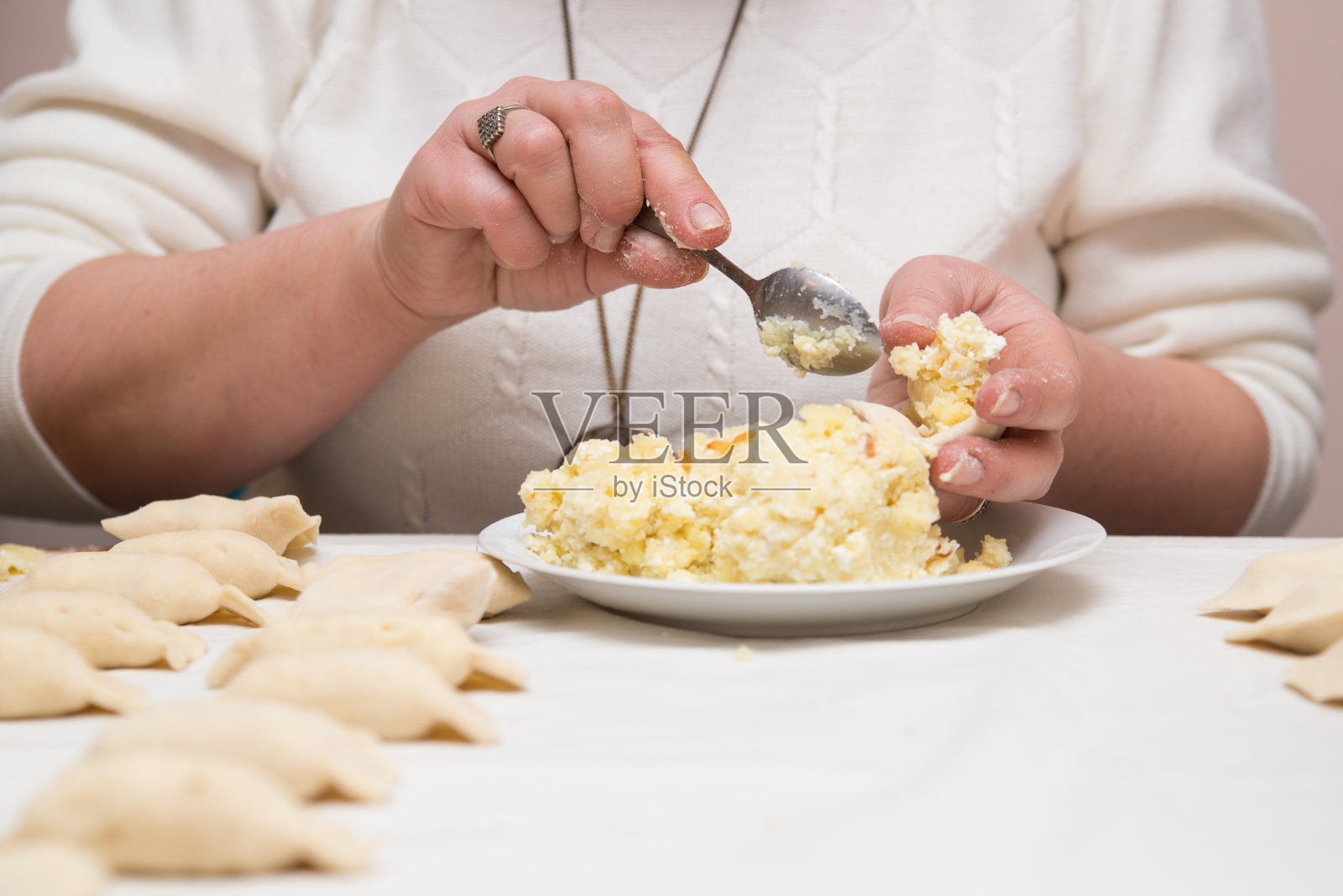 饺子馅是奶酪和土豆。照片摄影图片