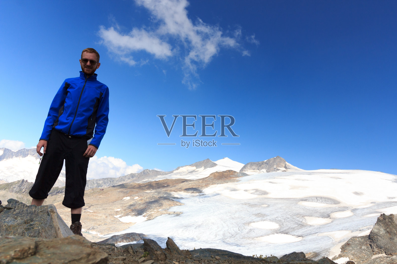 男性登山者和山峰全景grogrovenediger照片摄影图片