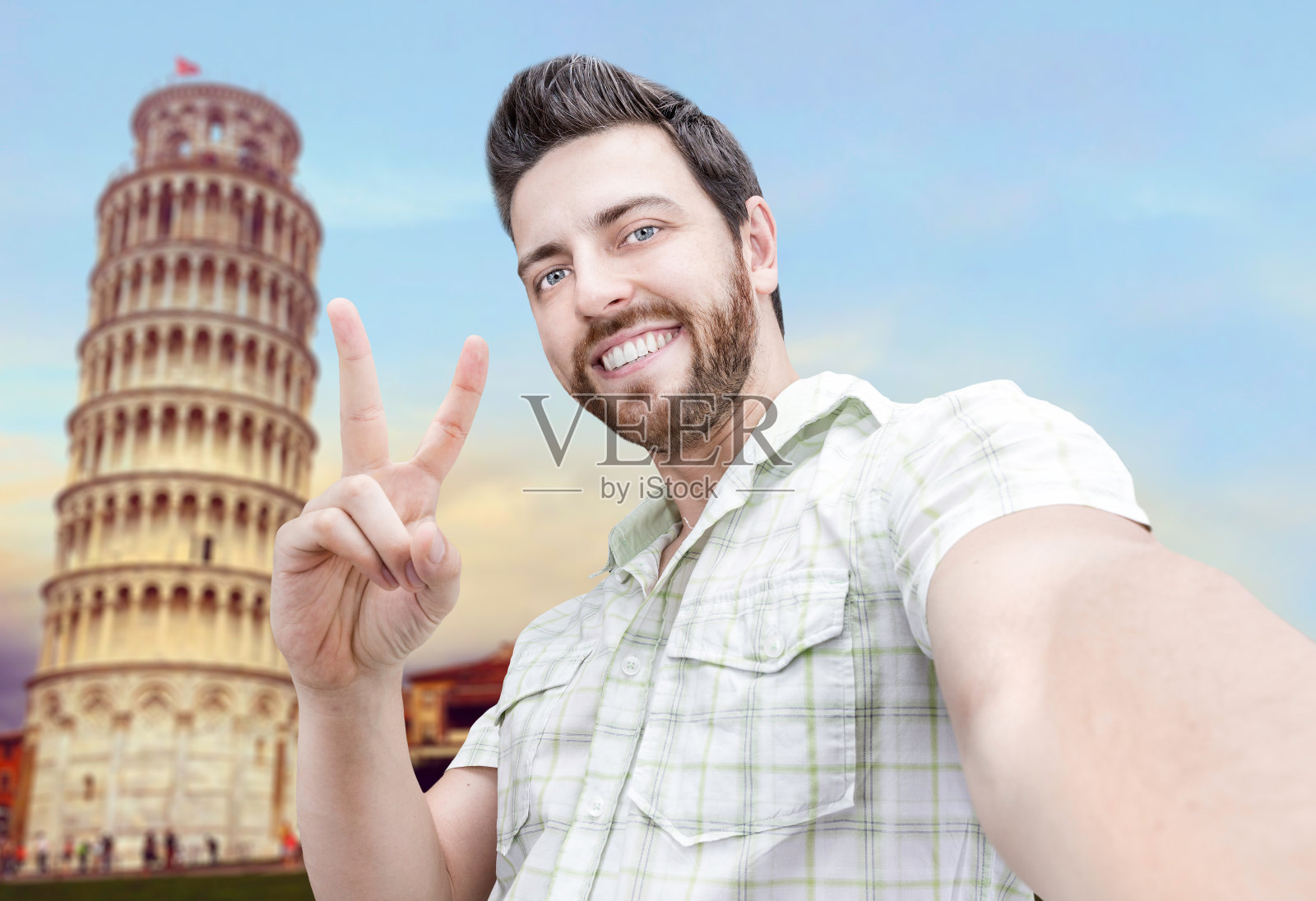 一个快乐的年轻人在比萨自拍照片摄影图片