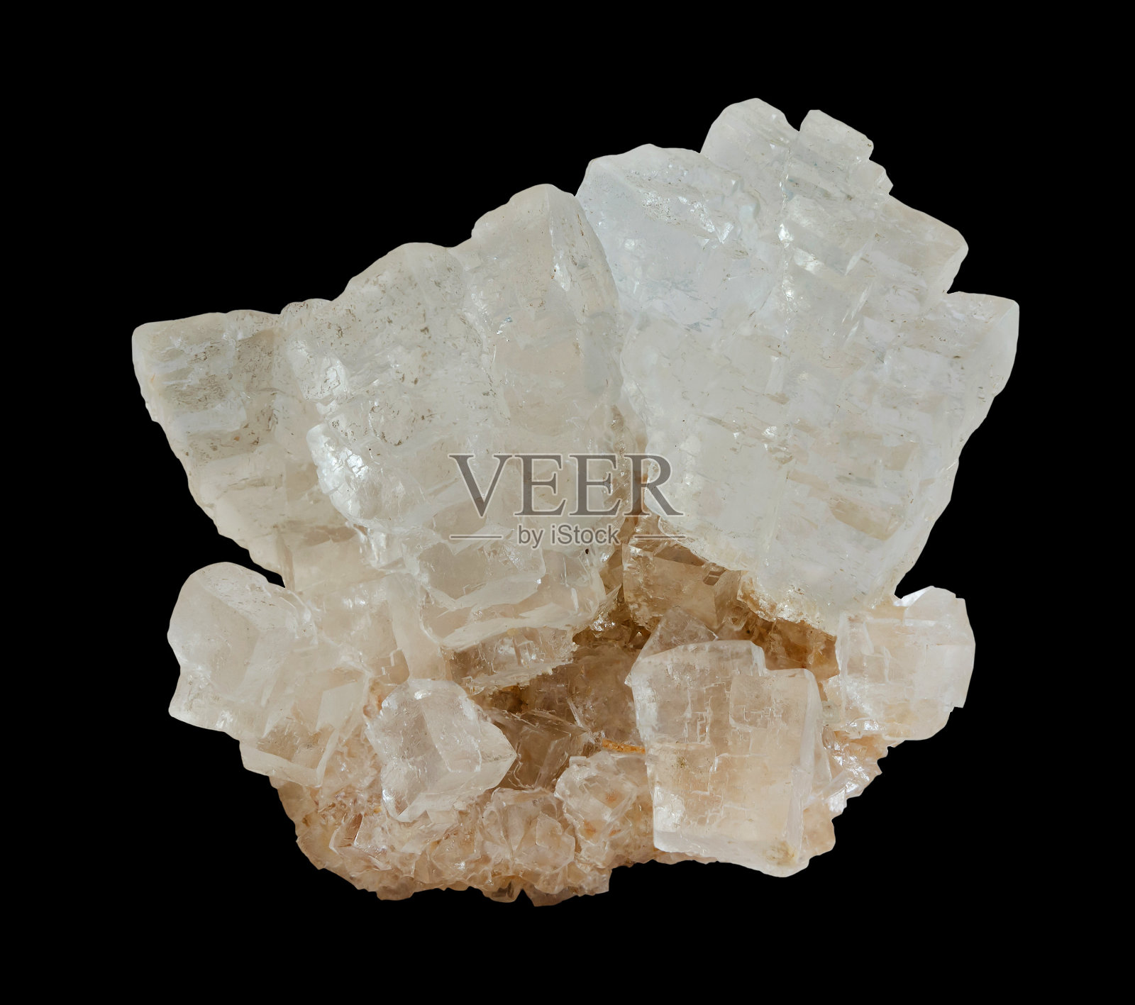 黑色背景上粗糙的岩盐晶体照片摄影图片