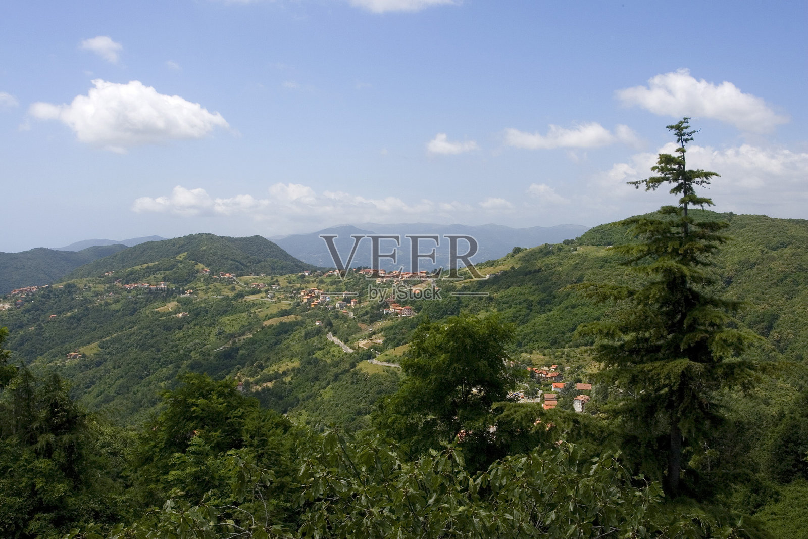 利古里亚山上的村庄照片摄影图片