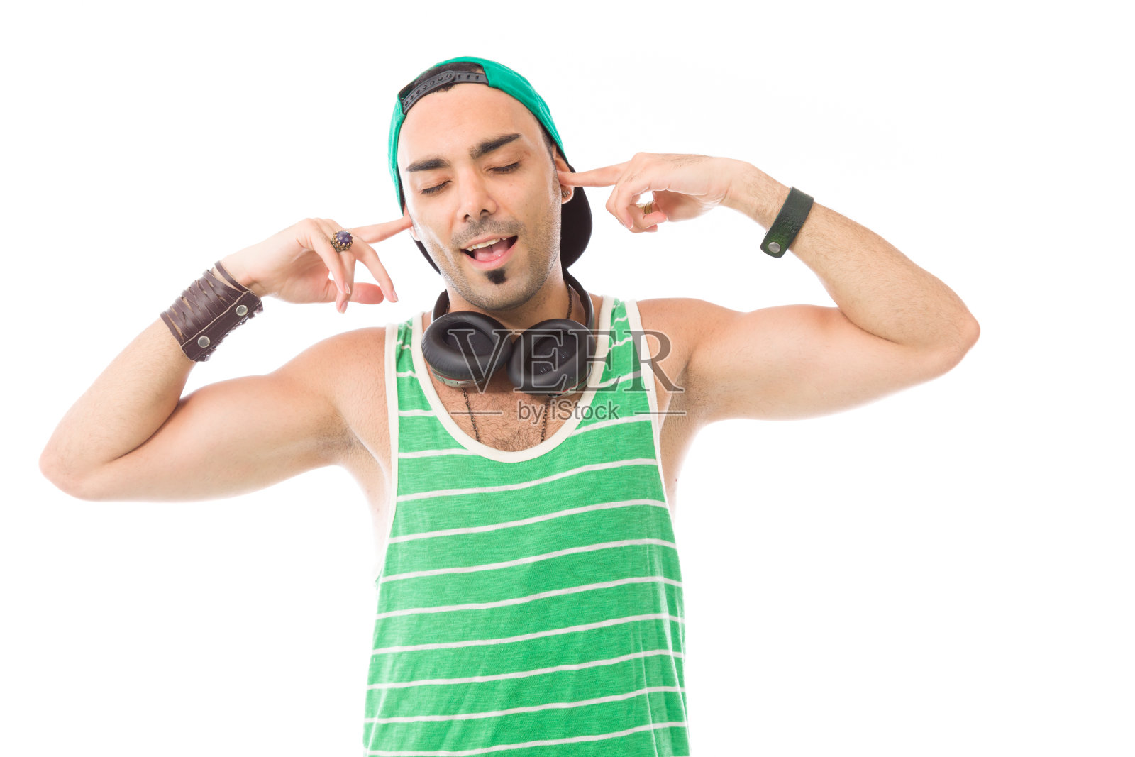 模型孤立在普通背景下用手指堵住耳朵照片摄影图片