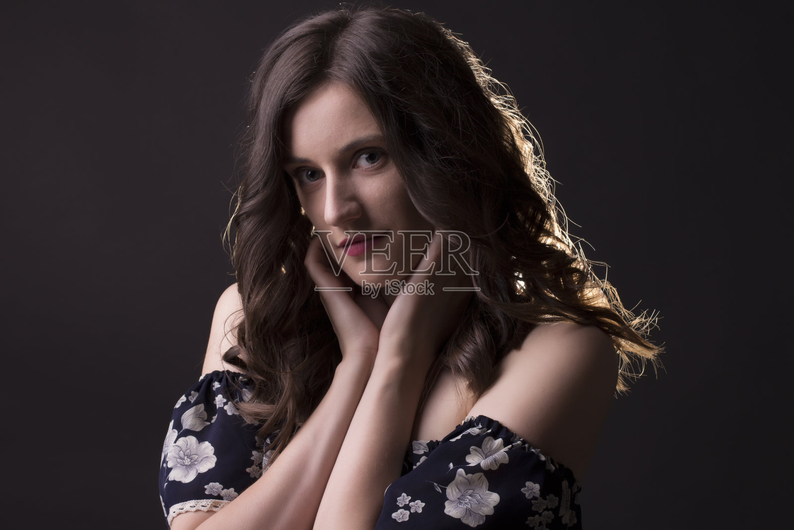 迷人的黑发模特在黑暗中照片摄影图片