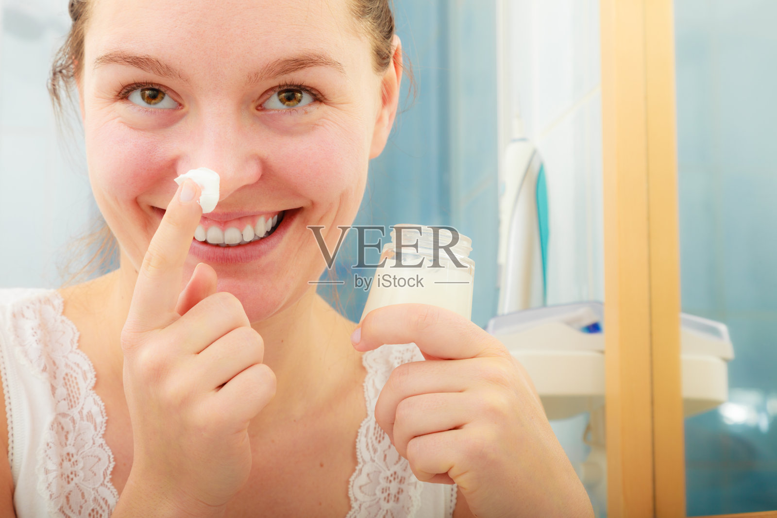 涂抹保湿护肤霜的女性。护肤品。照片摄影图片