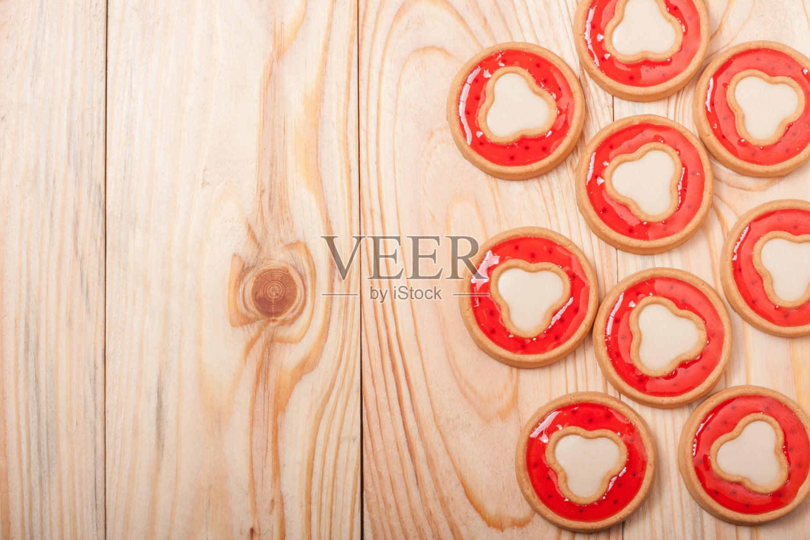 果冻和心形饼干在一个轻木制的背景照片摄影图片