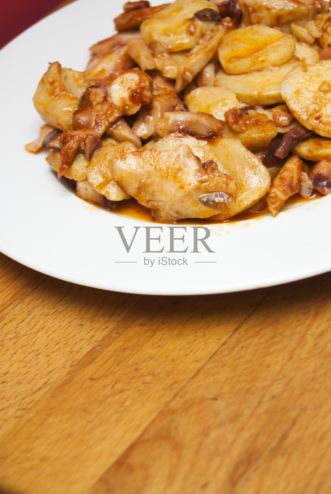 白盘子里的红辣椒章鱼照片摄影图片