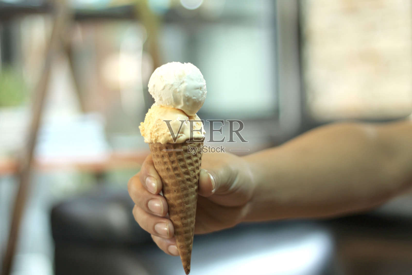 手捧冰淇淋照片摄影图片
