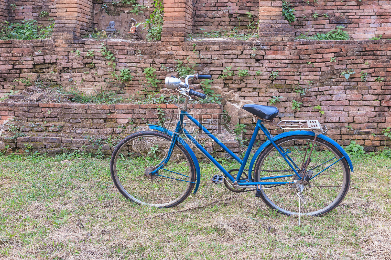 经典和复古的自行车与古老的寺庙，泰国照片摄影图片