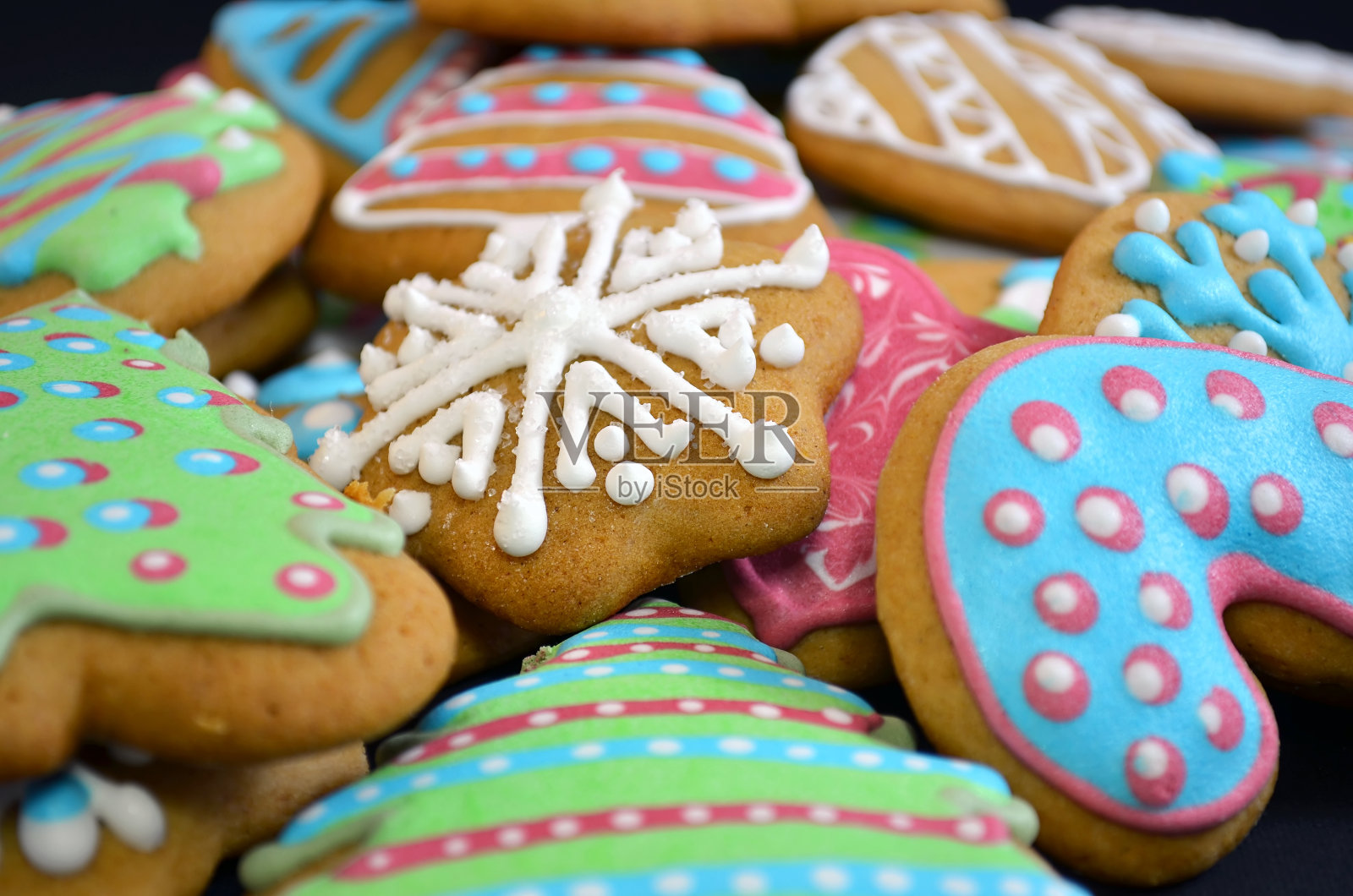 色彩缤纷的圣诞自制姜饼照片摄影图片