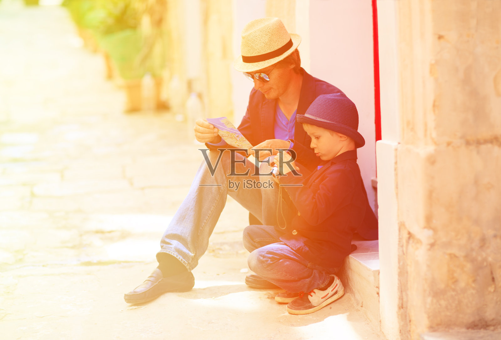 这对父子在欧洲城市旅行照片摄影图片