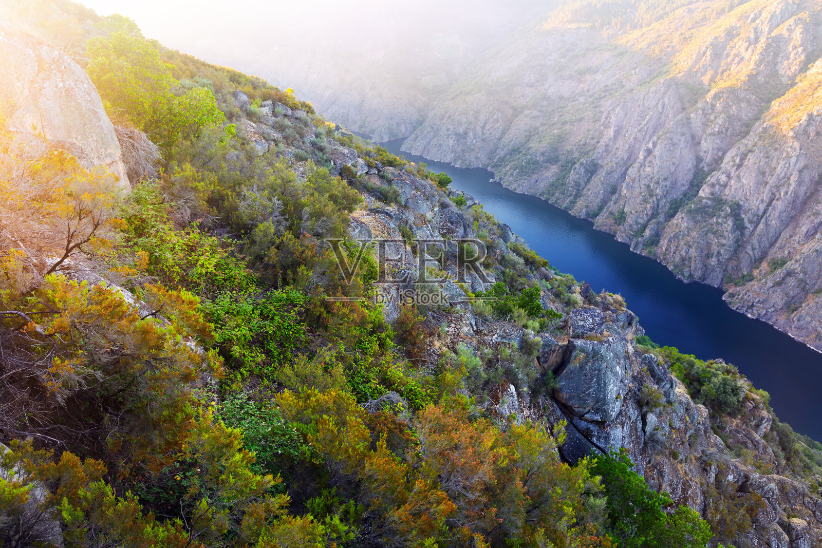 有高高的岩石河岸的河流照片摄影图片