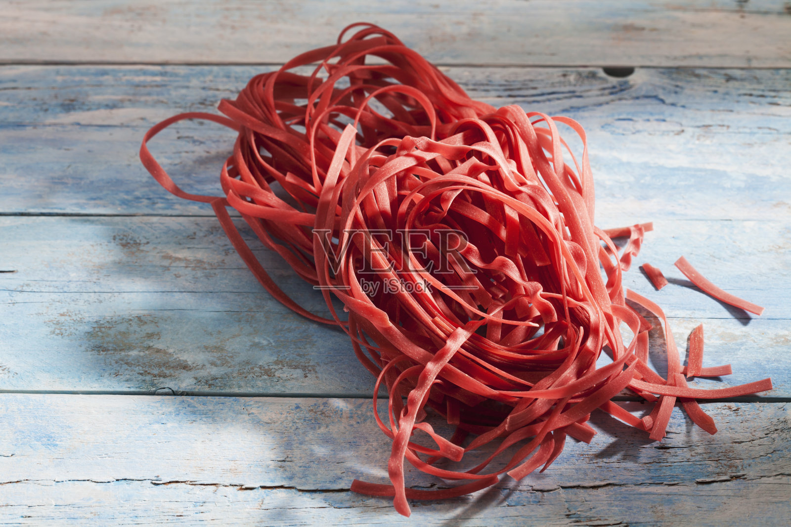 意大利扁面，生巴罗洛面，带面配红酒照片摄影图片