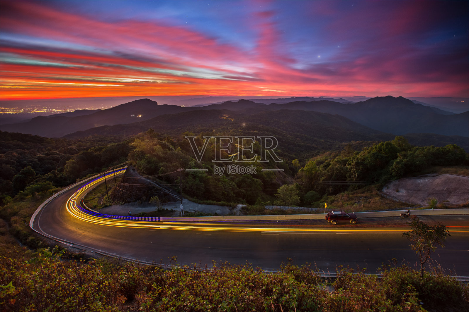 Doi Inthanon国家公园的日出照片摄影图片