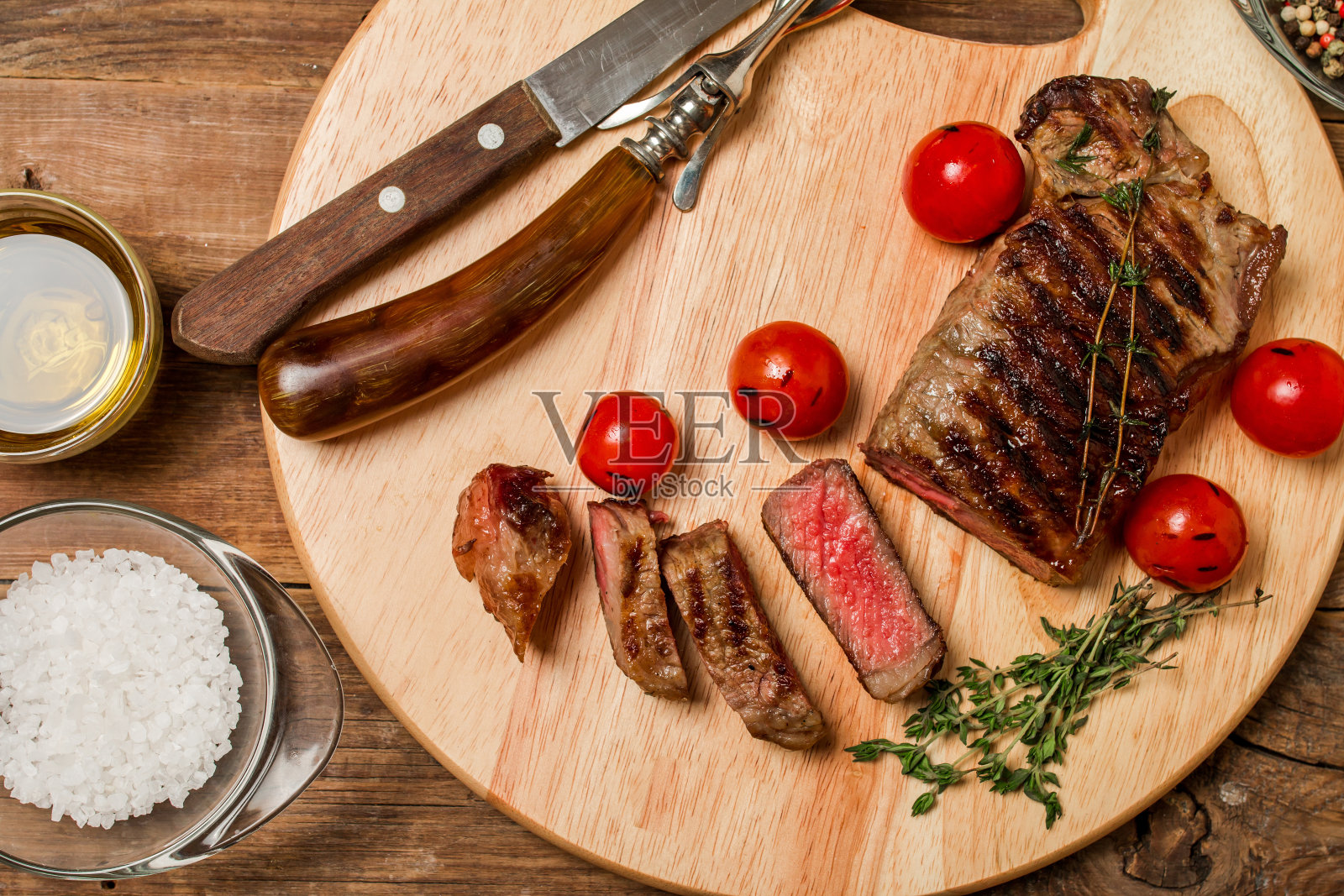 切片中等熟烤牛排肋眼照片摄影图片